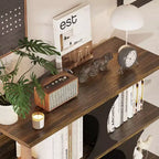 Étagère de présentation de style industriel moderne avec design géométrique et plusieurs niveaux