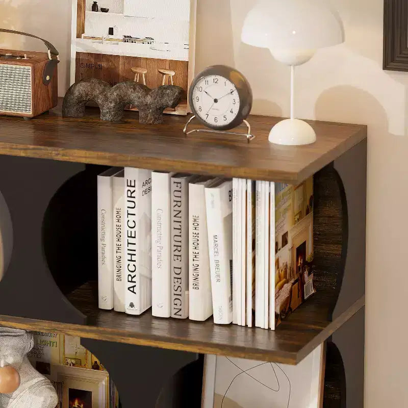 Étagère de présentation de style industriel moderne avec design géométrique et plusieurs niveaux