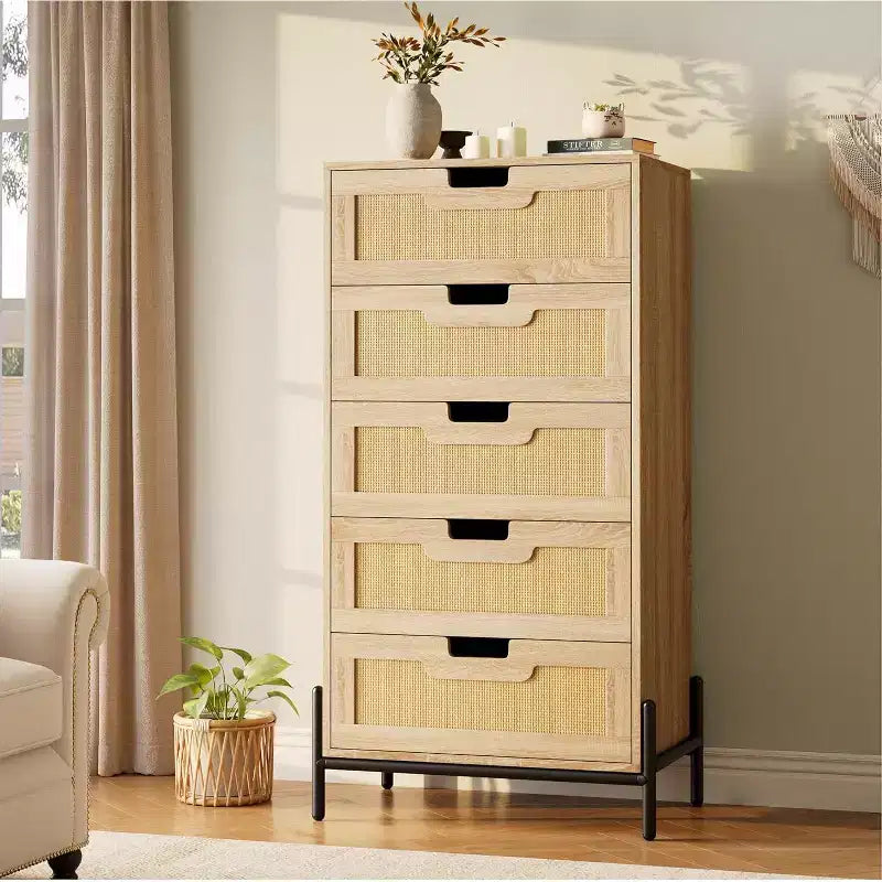 Commode en rotin naturel à 5 tiroirs, commode en bois, meuble de rangement de style ferme avec pieds en métal pour chambre à coucher, salon