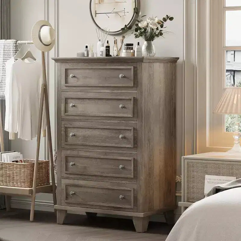 Commode à tiroirs, meuble de rangement en bois avec poignées métalliques, design moderne pour chambre, salon, entrée